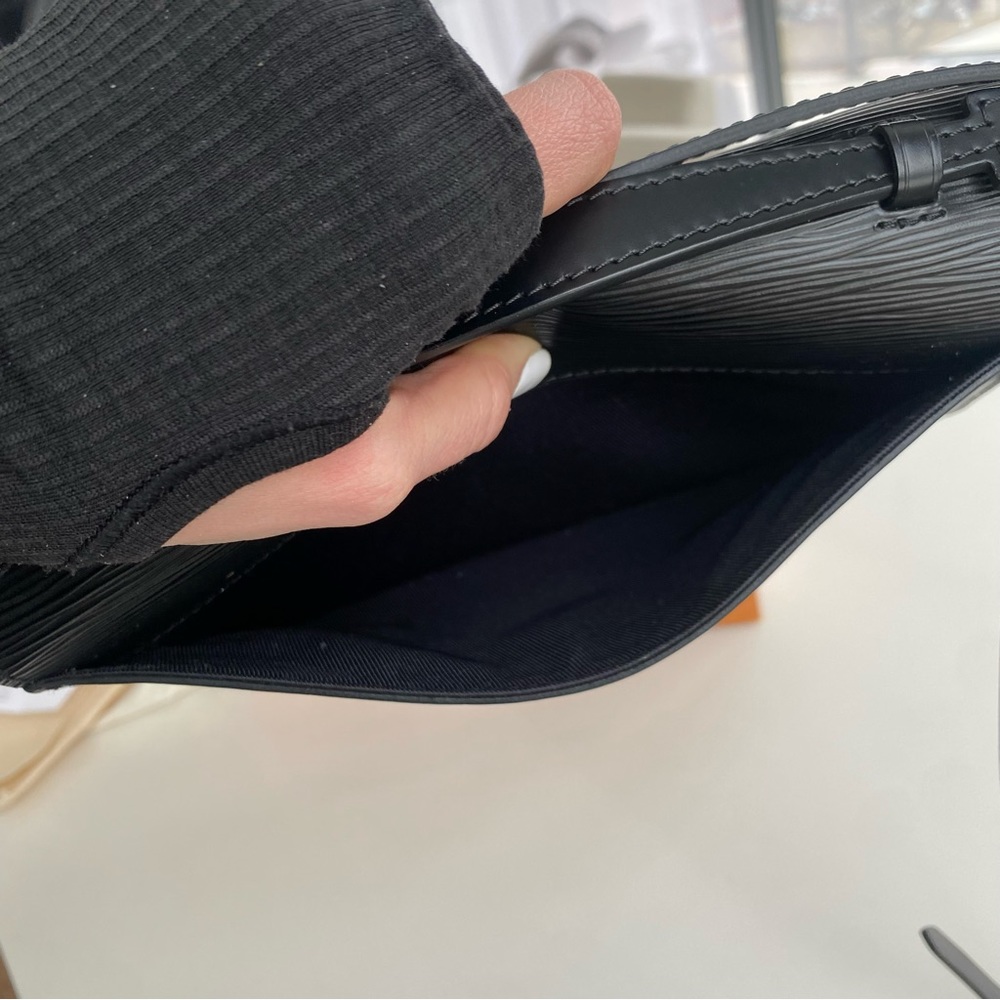 Louis Vuitton Clery Black Epi - Picture 8 of 12